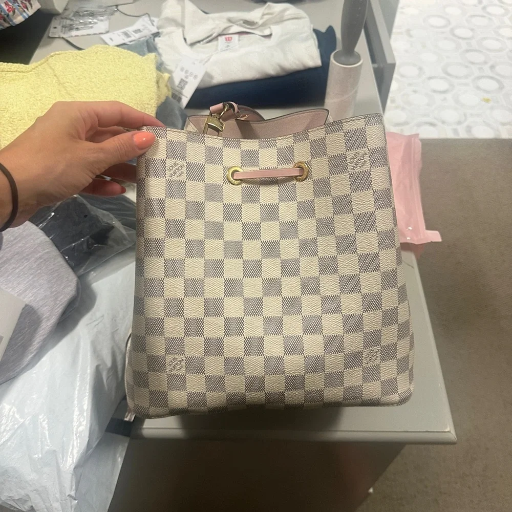Louis Vuitton NéoNoé MM Pink and Cream Shoulder Bag - Picture 4 of 7
